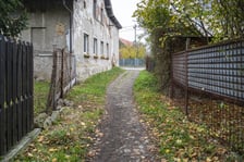 Muchobór Wielki. Tak przed remontem wyglądało przejście przez strumień Kasina łączące ulicę Stanisławowską z Samborską